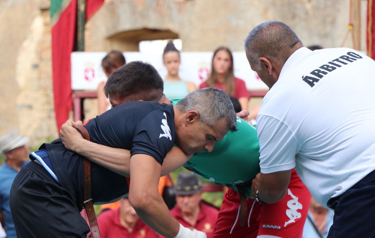 El claustro de monasterio de Sandoval ha acogido por primera vez un corro de la Liga de Verano