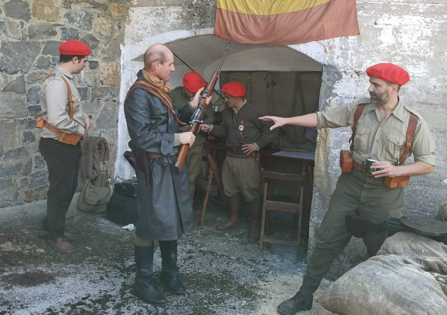 La localidad leonesa ha organizado sus I Jornadas Históricas 'Fortines de Tarna' con una recreación histórica por los fortines del puerto de Tarna.