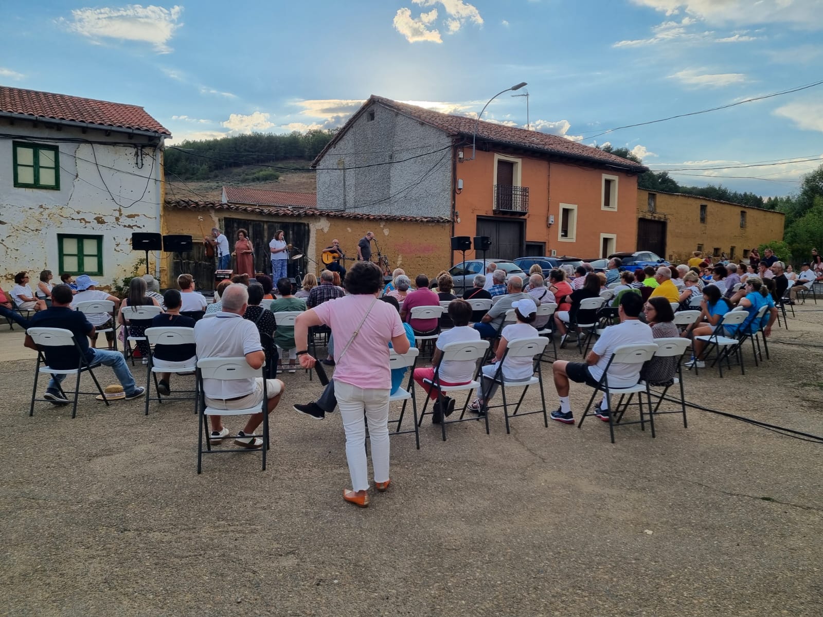 La localidad leonesa ha reunido a distintas asociaciones en un evento que ha aunado patrimonio histórico y ocio, con una comida popular y la actuación de La Braña