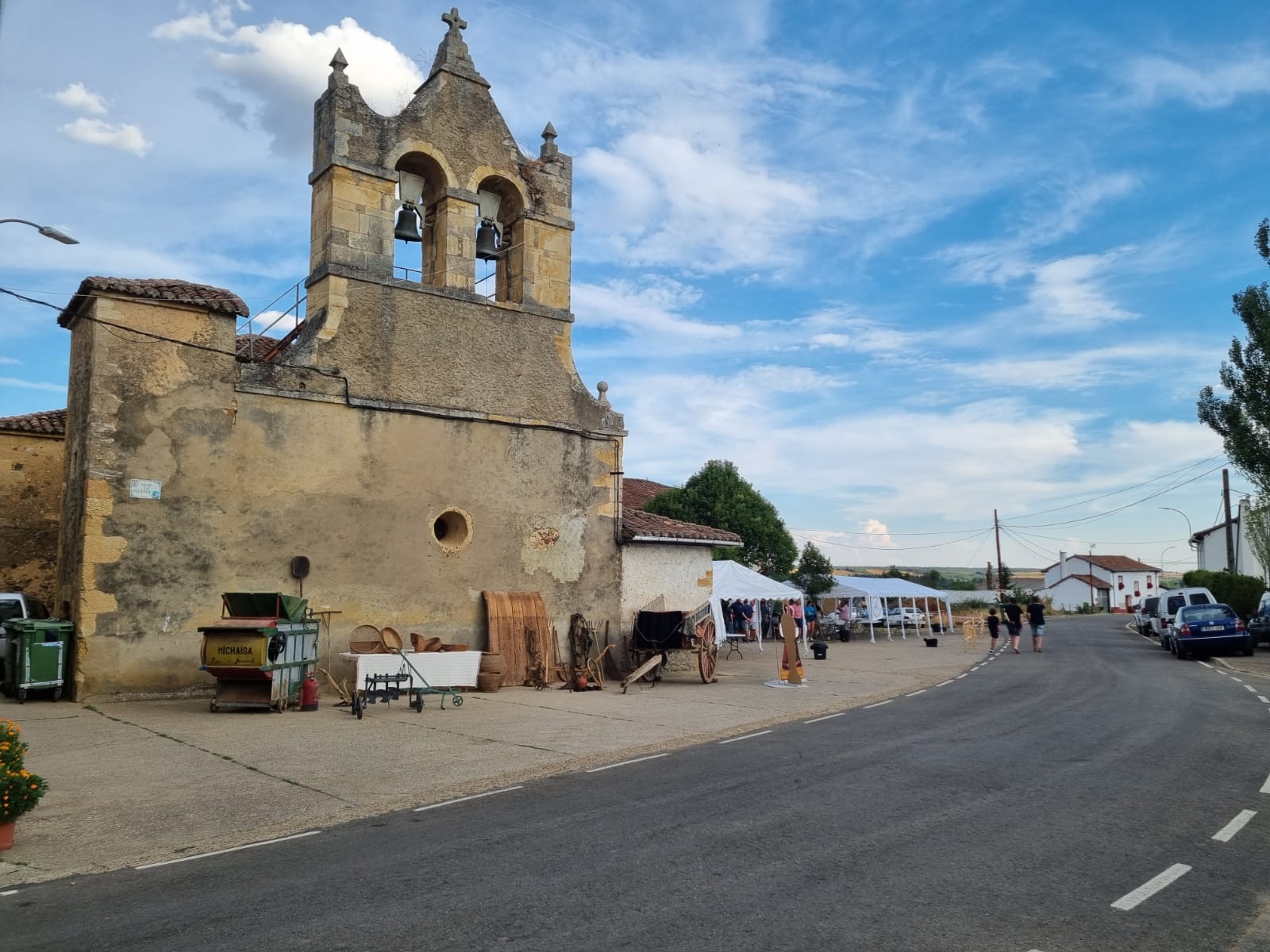 La localidad leonesa ha reunido a distintas asociaciones en un evento que ha aunado patrimonio histórico y ocio, con una comida popular y la actuación de La Braña