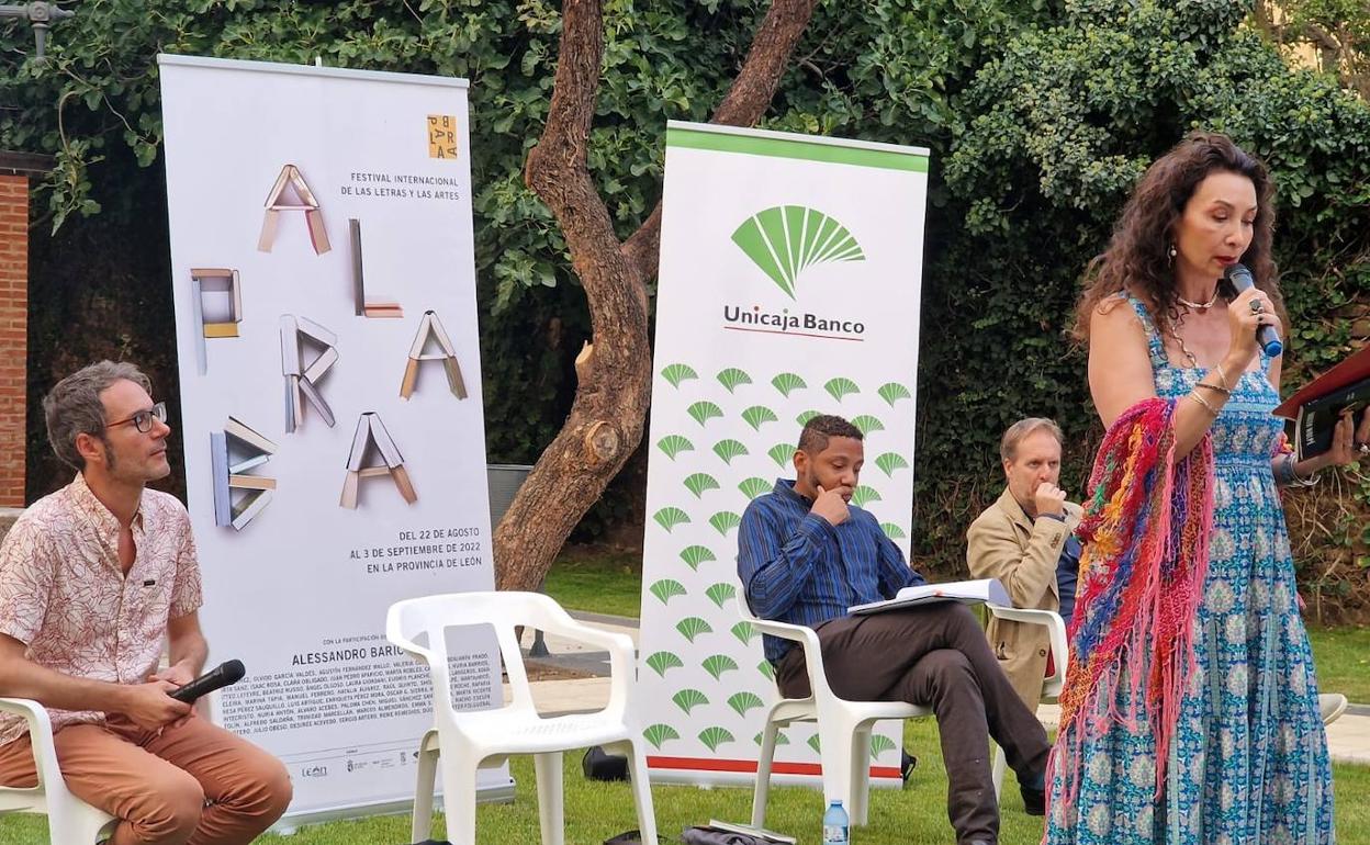 Imagen del recital poético del Festival de la Palabra en La Bañeza. 