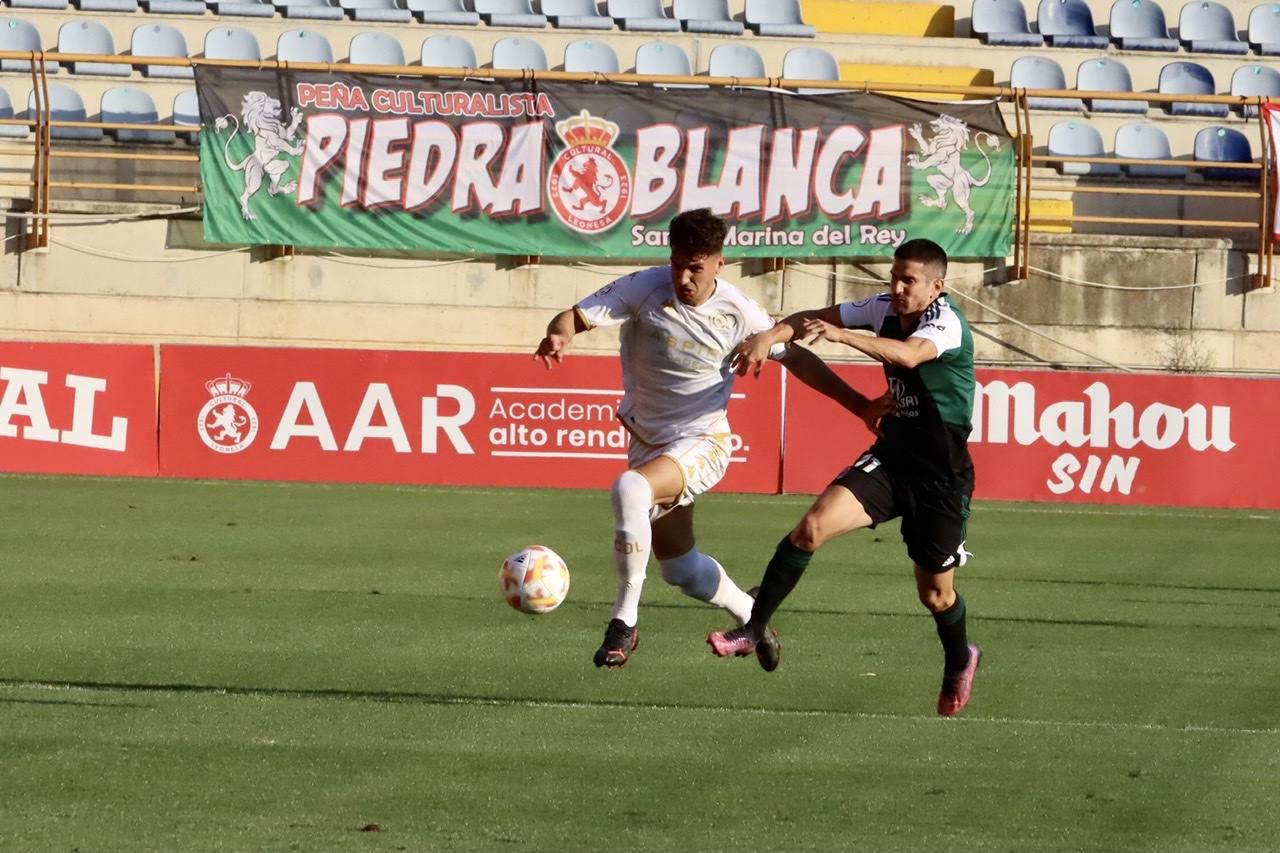 El Reino de León ha acogido la primera jornada de la Primera RFEF con el duelo entre la Cultural de Docampo y el Badajoz