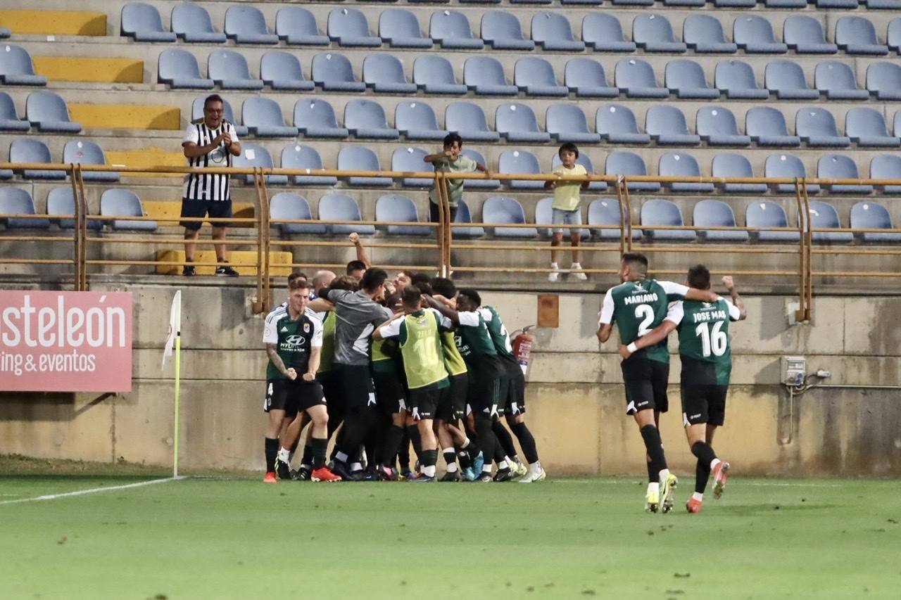 El Reino de León ha acogido la primera jornada de la Primera RFEF con el duelo entre la Cultural de Docampo y el Badajoz