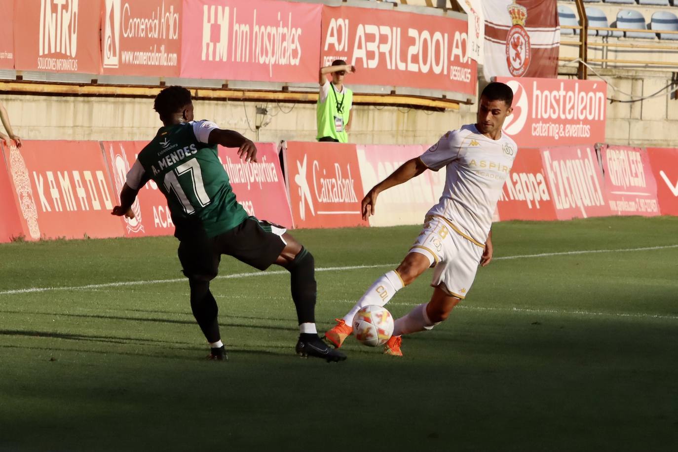 El Reino de León ha acogido la primera jornada de la Primera RFEF con el duelo entre la Cultural de Docampo y el Badajoz