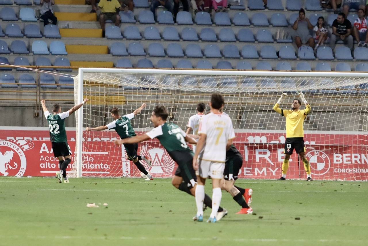 El Reino de León ha acogido la primera jornada de la Primera RFEF con el duelo entre la Cultural de Docampo y el Badajoz