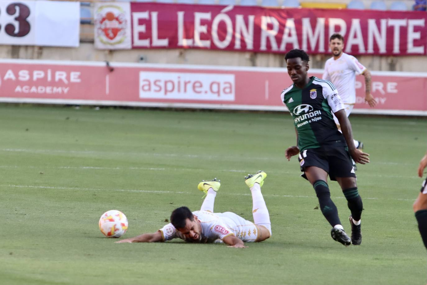 El Reino de León ha acogido la primera jornada de la Primera RFEF con el duelo entre la Cultural de Docampo y el Badajoz