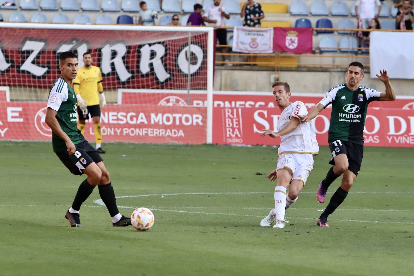 El Reino de León ha acogido la primera jornada de la Primera RFEF con el duelo entre la Cultural de Docampo y el Badajoz