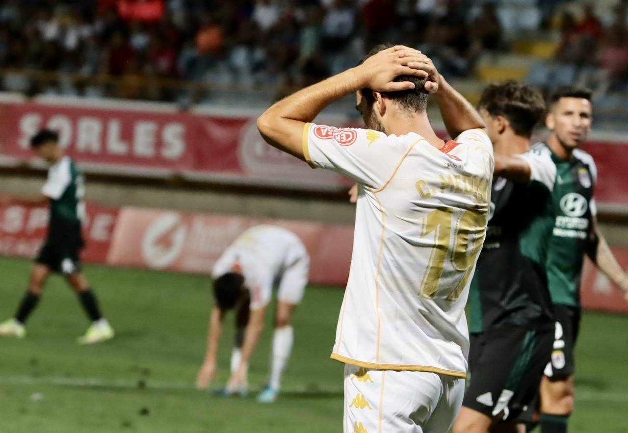 El Reino de León ha acogido la primera jornada de la Primera RFEF con el duelo entre la Cultural de Docampo y el Badajoz