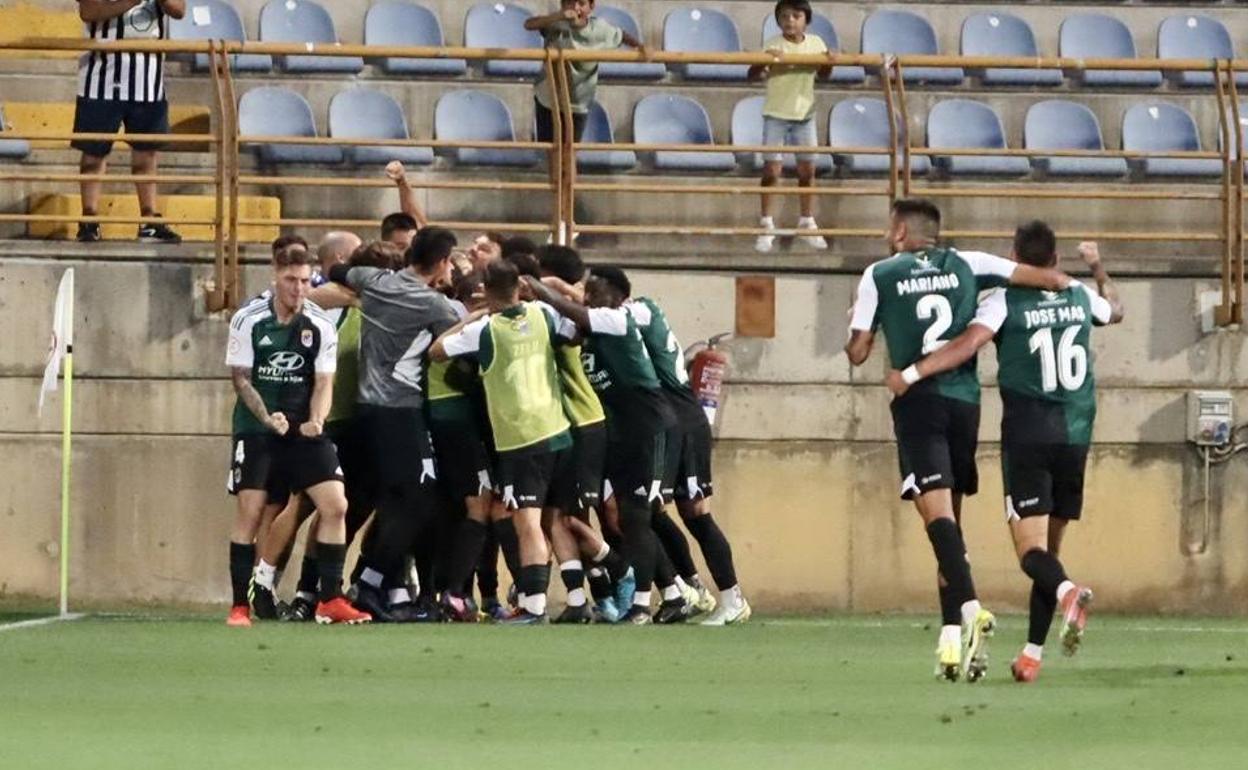 Los jugaodres del Badajoz celebran el gol del triunfo.