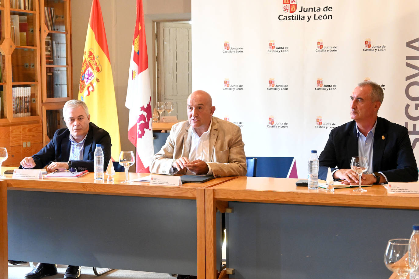 Jesus Julio Carnero junto a los delegados territoriales de la Junta.