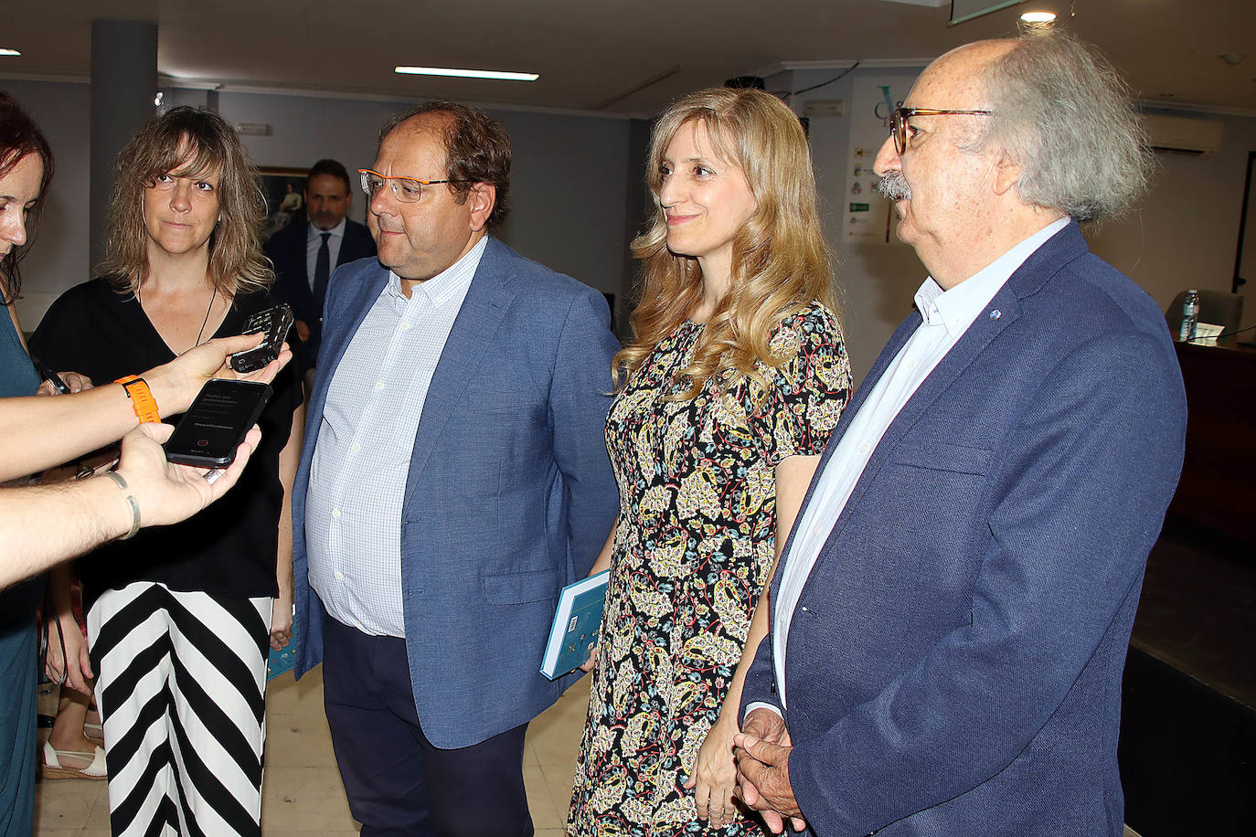 Antonio Colinas con el alcalde bañezano, Javier Carrera y la viceconsejera de Acción Cultural, Mar Sancho