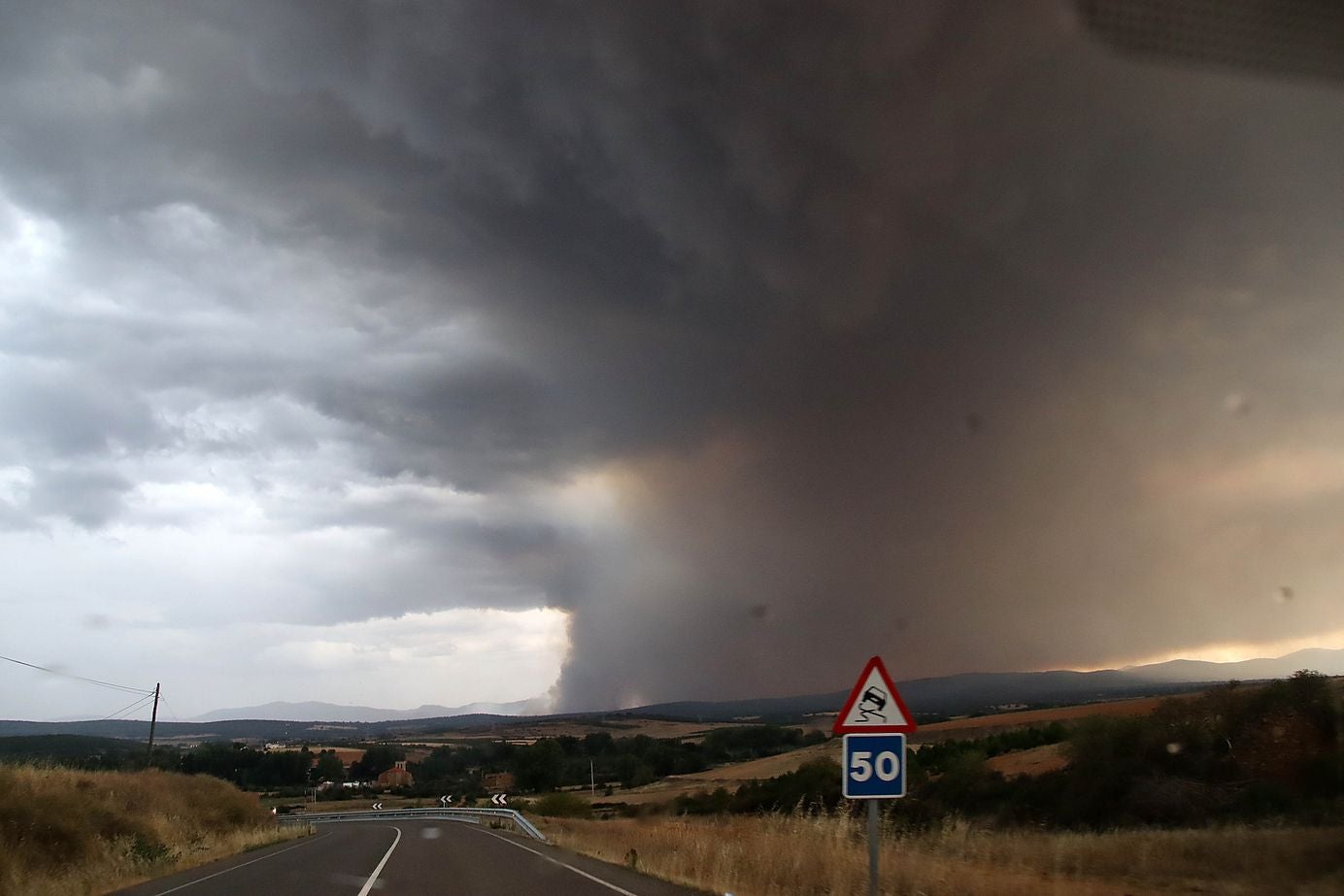 El incendio del Teleno amenaza las localidades de Boisán y Filiel. Los trabajos se centran en contener el avance de las llamas más allá del perímetro del campo de tiro. 