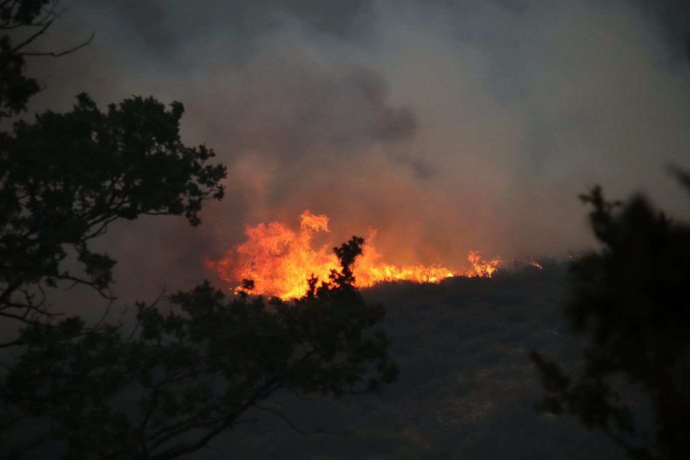 El incendio del Teleno amenaza las localidades de Boisán y Filiel. Los trabajos se centran en contener el avance de las llamas más allá del perímetro del campo de tiro. 