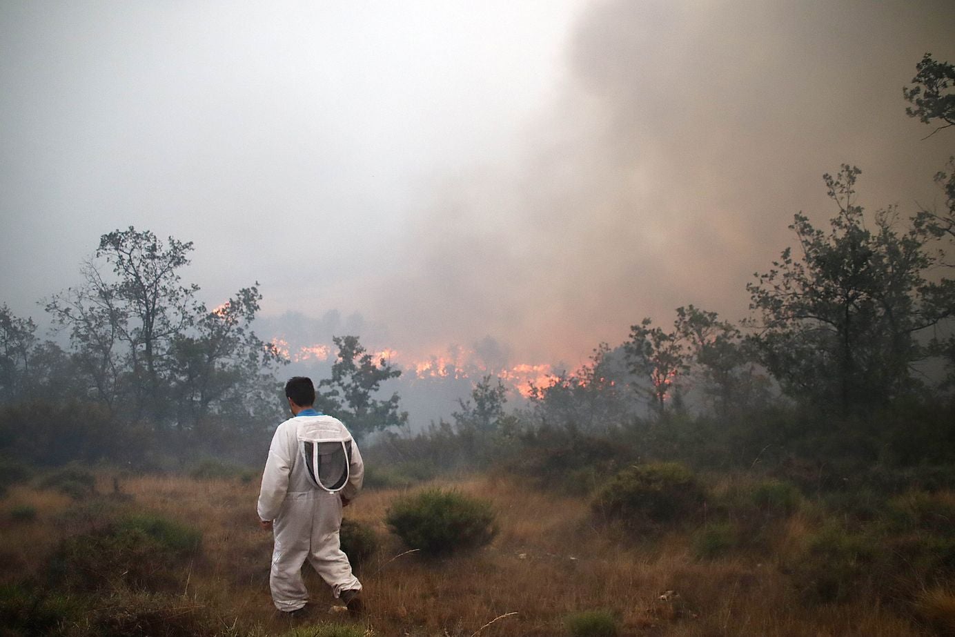 El incendio del Teleno amenaza las localidades de Boisán y Filiel. Los trabajos se centran en contener el avance de las llamas más allá del perímetro del campo de tiro. 