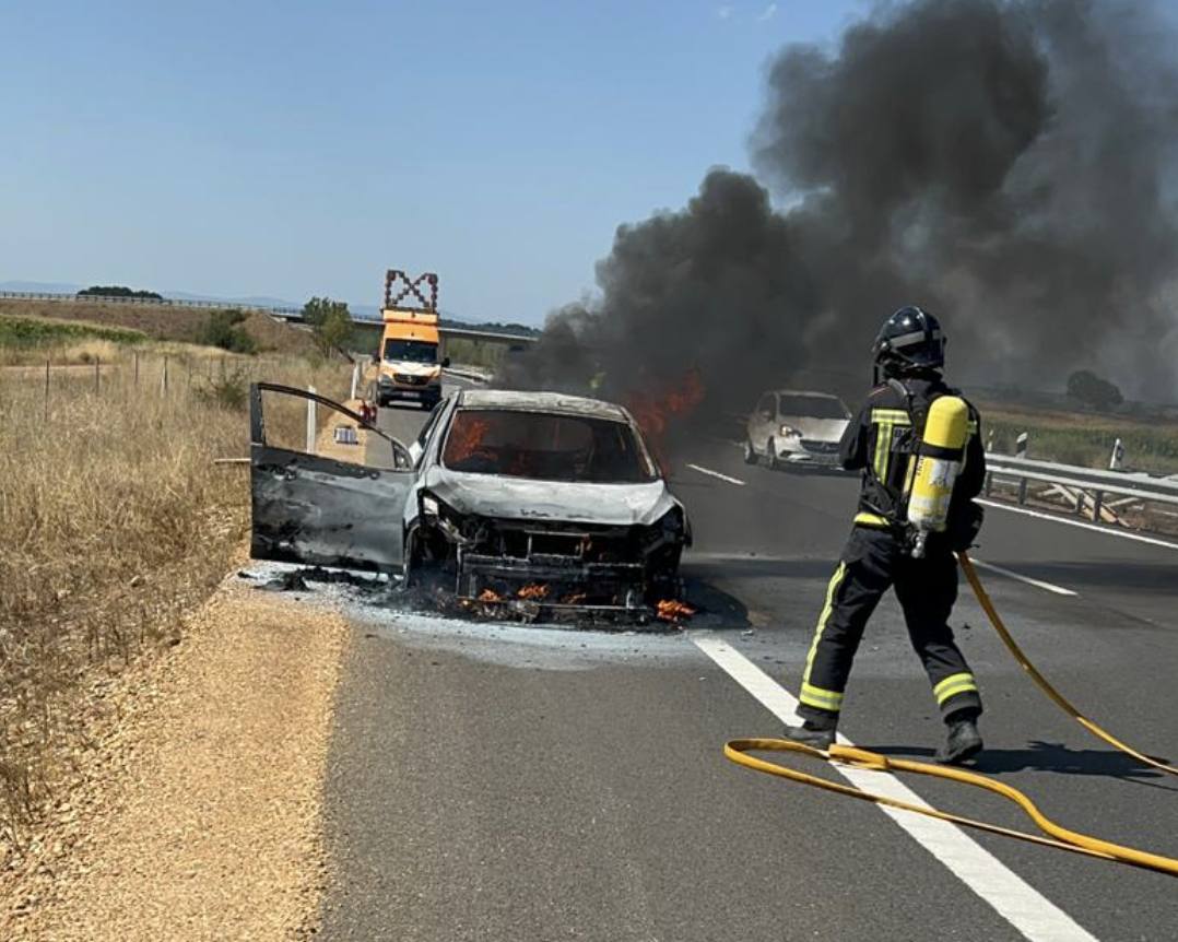 Bomberos de León intervinieron en la extinción del incendio que obligó a cortar uno de los carriles de la autopista.