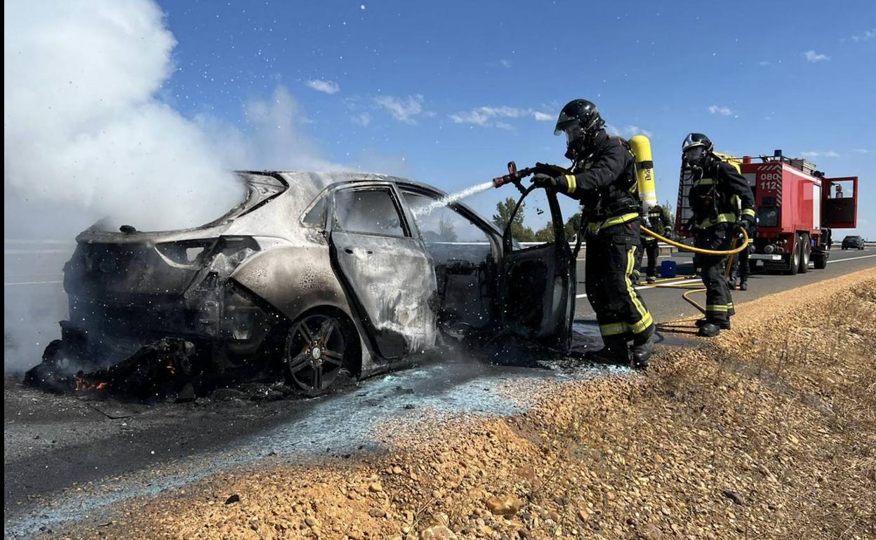 Un coche ardiento en la AP 71 obliga a cerrar un carril de la autopista.