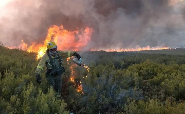 La Junta mantiene el nivel 1 de peligrosidad en el incendio forestal que afecta desde este domingo al municipio berciano de Igüeña