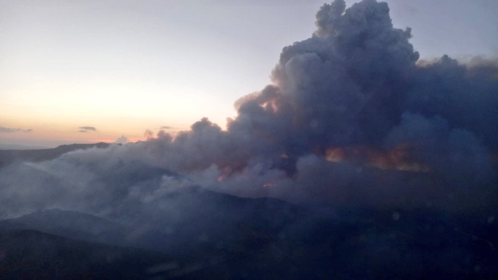 Las llamas saltan el límite de El Teleno y se declara el 'nivel 2', llega la UME y amenaza Boisán. El incendio se mantiene activo en el campo de tiro desde hace una semana pero los equipos de extinción no han podido actuar hasta esta madrugada al saltar las llamas los límites del mismo. De madrugada se barajó desalojar la localidad de Boisán, algo que finalmente pudo evitarse. 