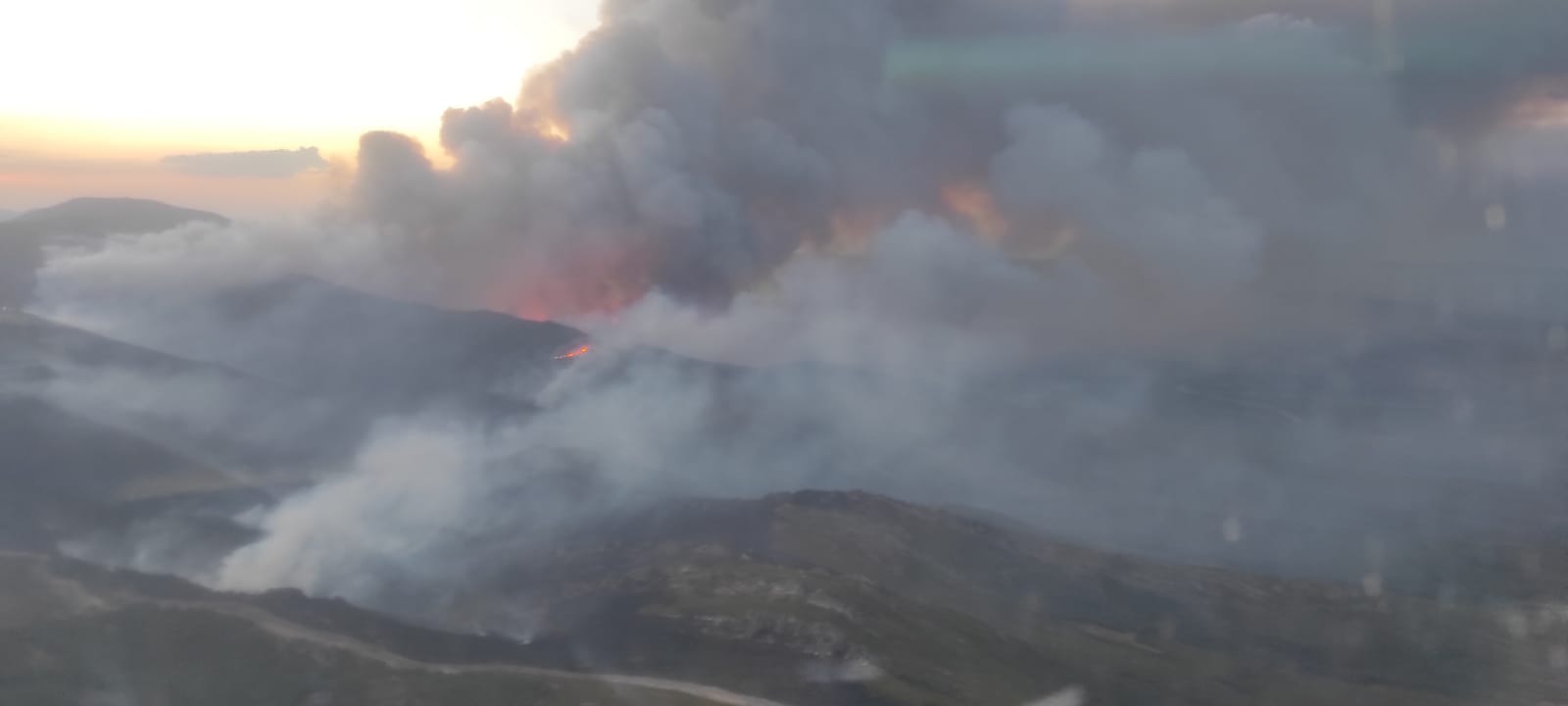 Las llamas saltan el límite de El Teleno y se declara el 'nivel 2', llega la UME y amenaza Boisán. El incendio se mantiene activo en el campo de tiro desde hace una semana pero los equipos de extinción no han podido actuar hasta esta madrugada al saltar las llamas los límites del mismo. De madrugada se barajó desalojar la localidad de Boisán, algo que finalmente pudo evitarse. 