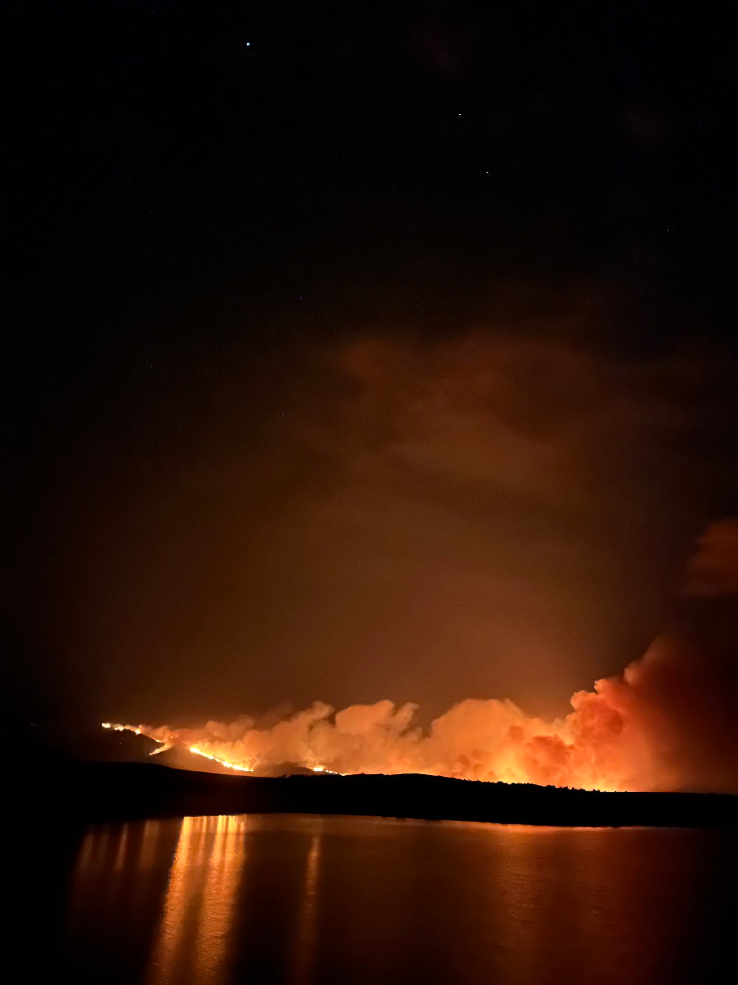 Las llamas saltan el límite de El Teleno y se declara el 'nivel 2', llega la UME y amenaza Boisán. El incendio se mantiene activo en el campo de tiro desde hace una semana pero los equipos de extinción no han podido actuar hasta esta madrugada al saltar las llamas los límites del mismo. De madrugada se barajó desalojar la localidad de Boisán, algo que finalmente pudo evitarse. 