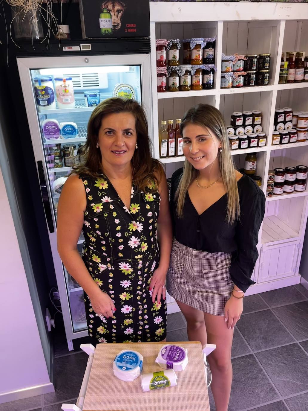 La estudiante Alba Sánchez Gago, estudiante de Grado en Administración y Dirección de Empresas, realiza con la profesora Arantxa Sulé, un estudio sobre el comportamiento de compra del consumidor leonés