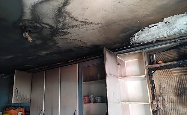 Estado en el que quedó la cocina de la vivienda donde se produjo el incendio.