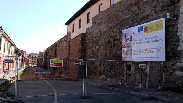 La Comisión de Patrimonio apoya una de las propuesta del Ayuntamiento de León que dejará visto el tramo de alzado de la muralla así como los cubos que rodean toda la calle Carreras 