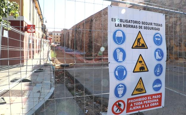 Galería. Imagen de la actuacion en el entorno de los cubos de la muralla, este martes. 