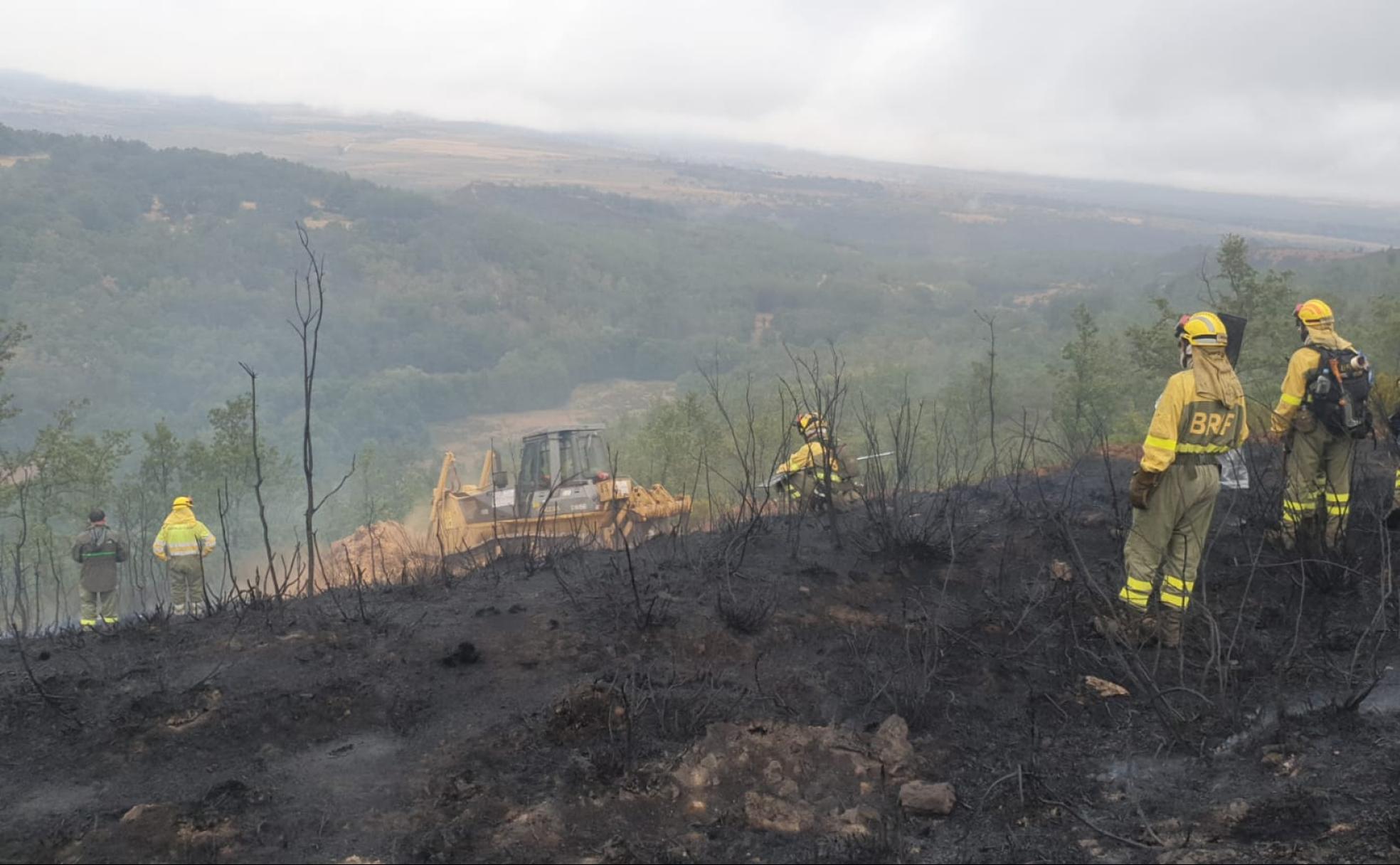 Equipos de extinción en la zona del incendio declarado en El Teleno. 