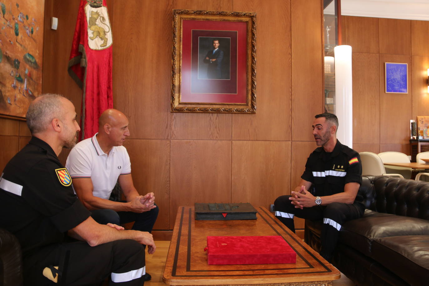 El alcalde de León, José Antonio Diez, recibe al nuevo teniente coronel de la UME