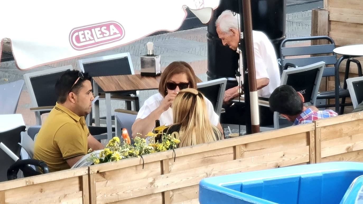 Varias personas en una terraza de la ciudad de León el pasado miércoles 31 de agosto.