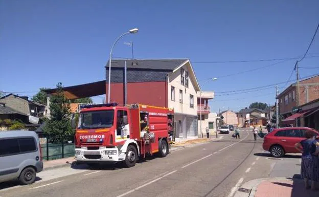 El incendio se produjo en una vivienda situada en la calle San Roque de Carracedelo.
