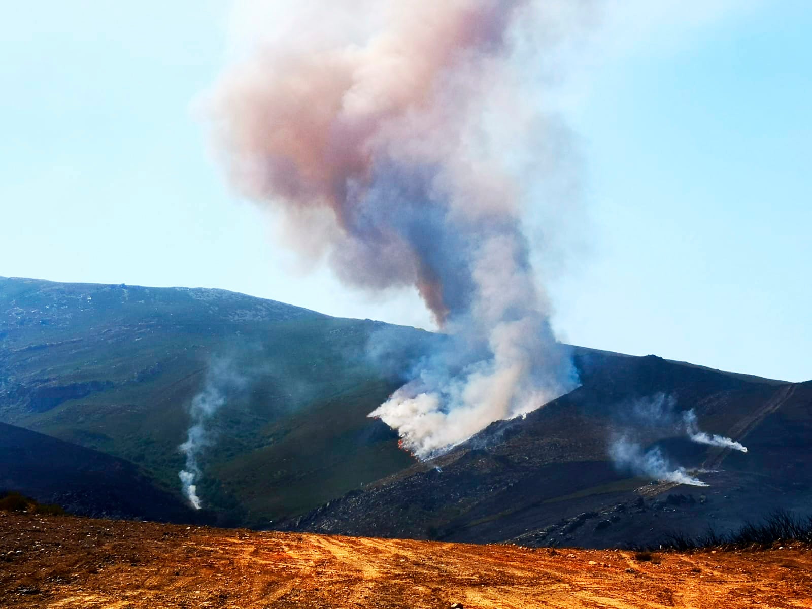 Reactivado el flanco izquierdo del incendio del campo de tiro del Teleno