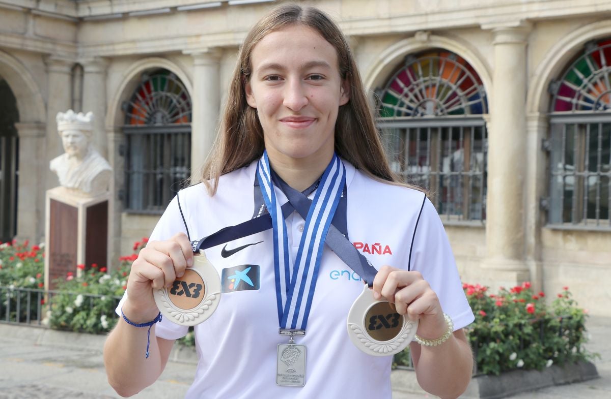 Tras lograr el cuarto puesto en el Campeonato de España júnior con el BF León, la leonesa ha sido plata en el Europeo sub-18 y bronce en el Mundial sub-18 de 3x3 con España