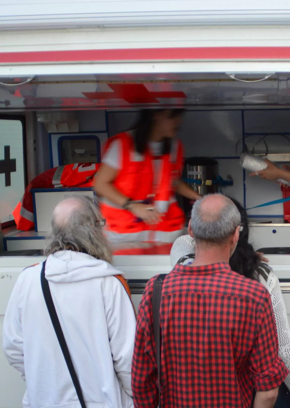 Cruz Roja presta una ayuda directa todos los martes y los jueves a las 171 personas sin techo que viven en las calles de León.