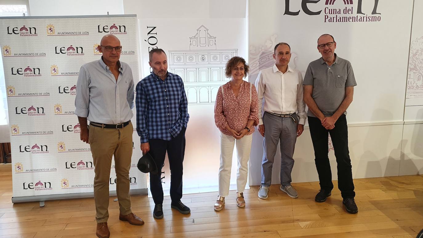 La concejala de Acción y Promoción Cultural, Evelia Fernández (C), junto a César Ordóñez, responsable de actividades culturales de la ULE; Javier Rodríguez, profesor de Historia Contemporánea de la ULE y Luis Grau, director del Museo de León en la presentación del XI Encuentro Internacional sobre Investigaciones Franquistas.