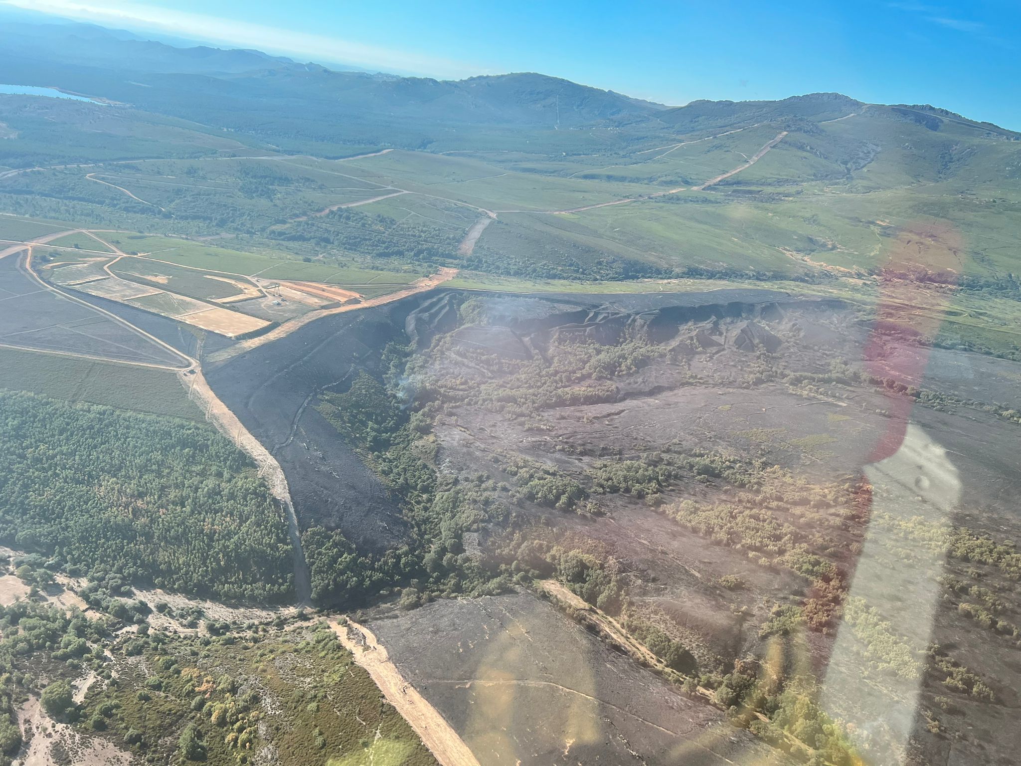 Las bajas temperaturas y la alta humedad propician una «noche de relativa calma» en el incendio del campo de tiro del Teleno. El fuego se mantiene activo en las zonas este y oeste en el noveno día del fuego. 