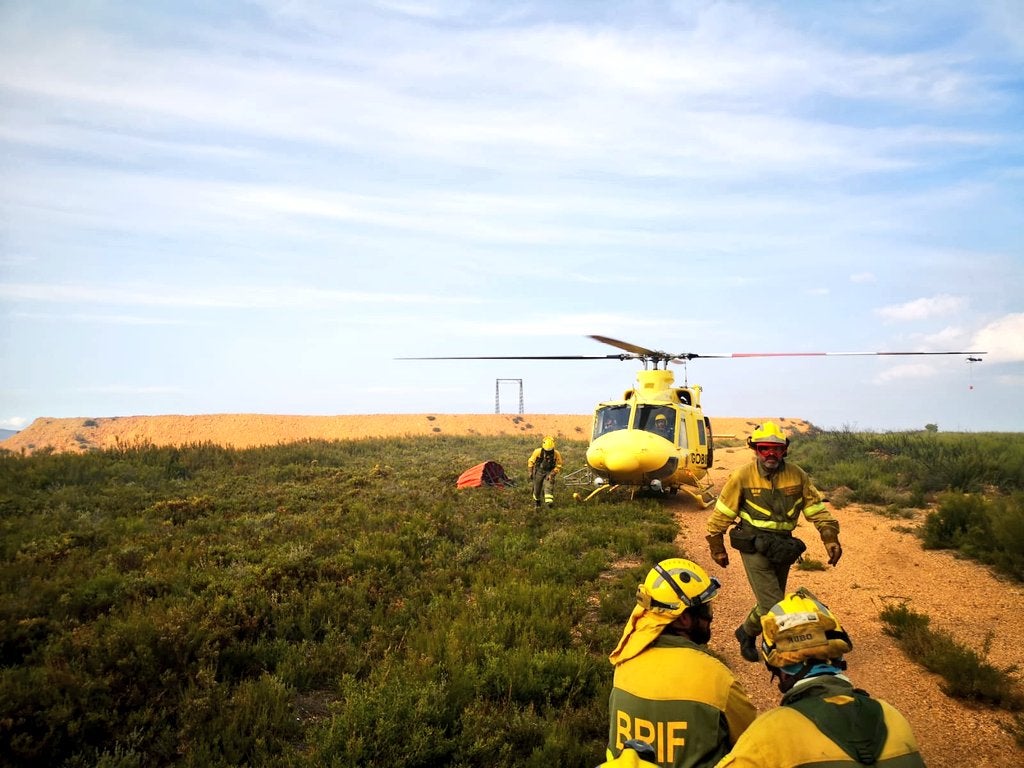 Las bajas temperaturas y la alta humedad propician una «noche de relativa calma» en el incendio del campo de tiro del Teleno. El fuego se mantiene activo en las zonas este y oeste en el noveno día del fuego. 