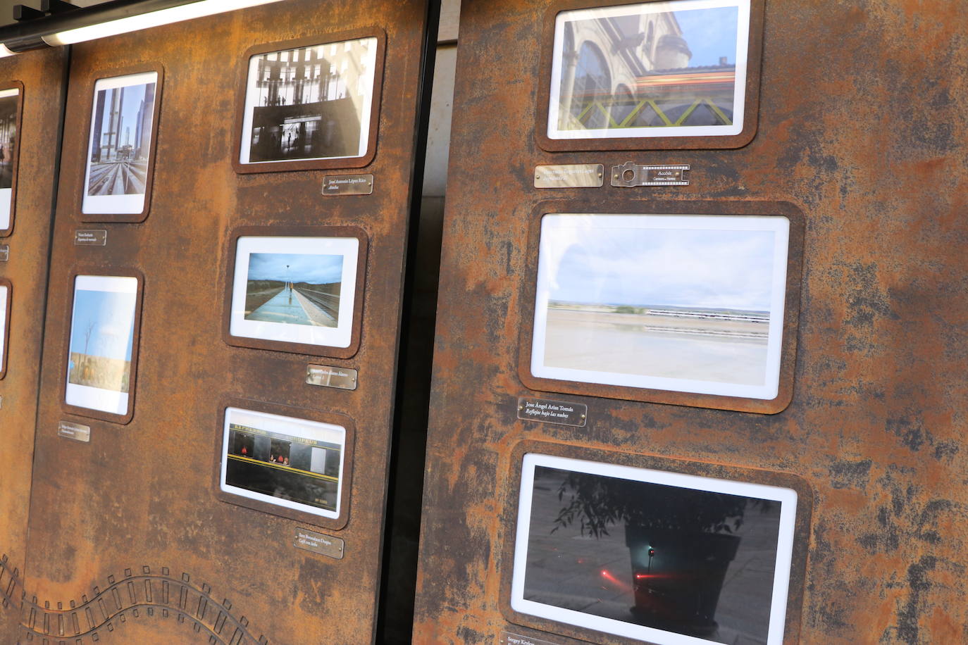 La exposición de las 77 obras finalistas del concurso 'Caminos de Hierro'.