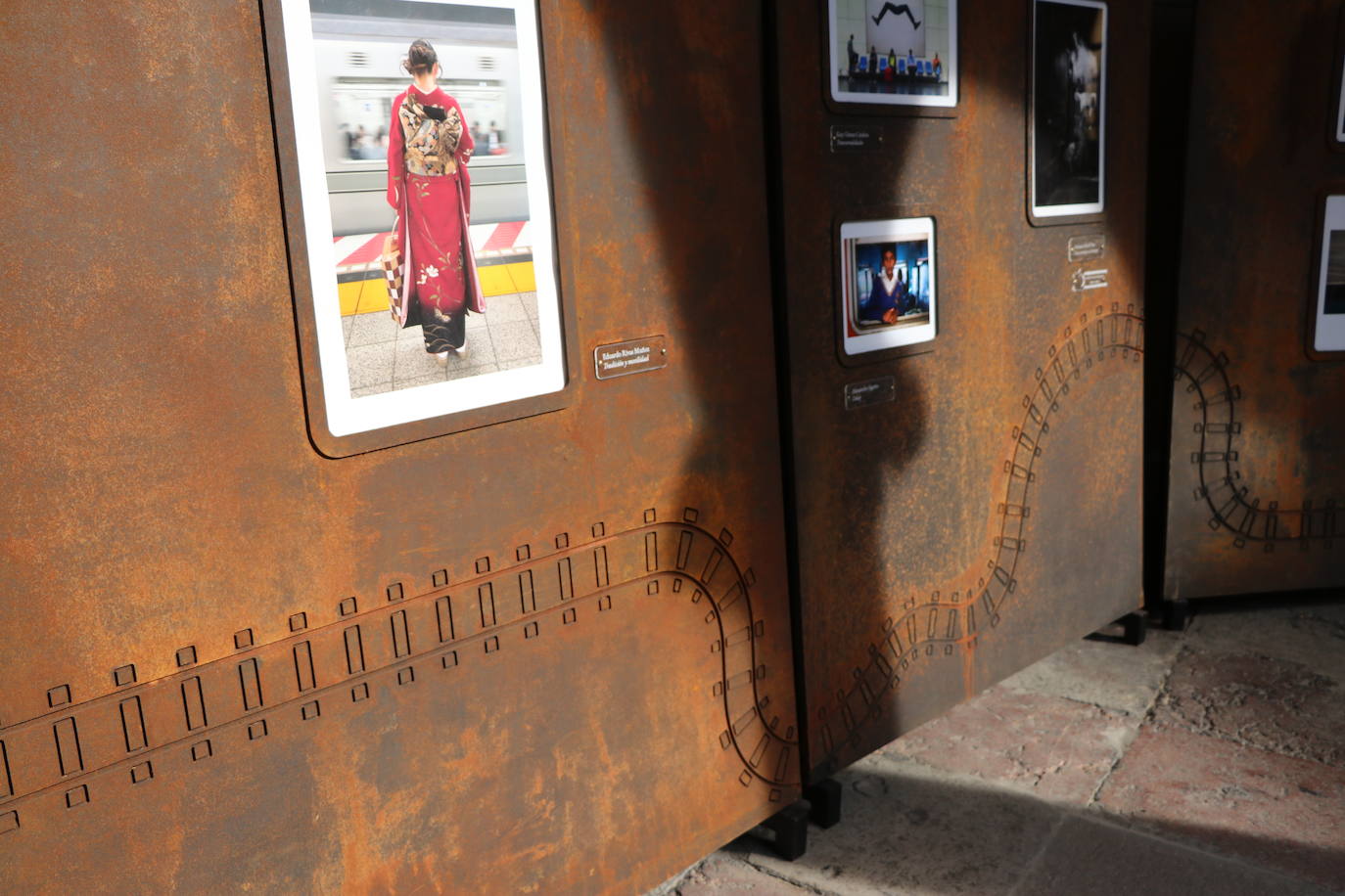 La exposición de las 77 obras finalistas del concurso 'Caminos de Hierro'.