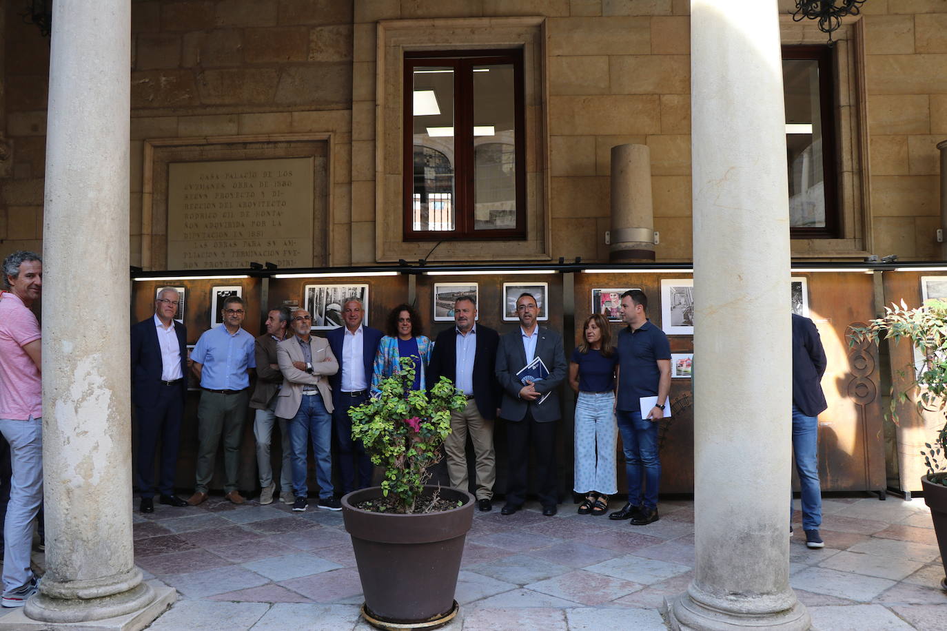 La exposición de las 77 obras finalistas del concurso 'Caminos de Hierro'.