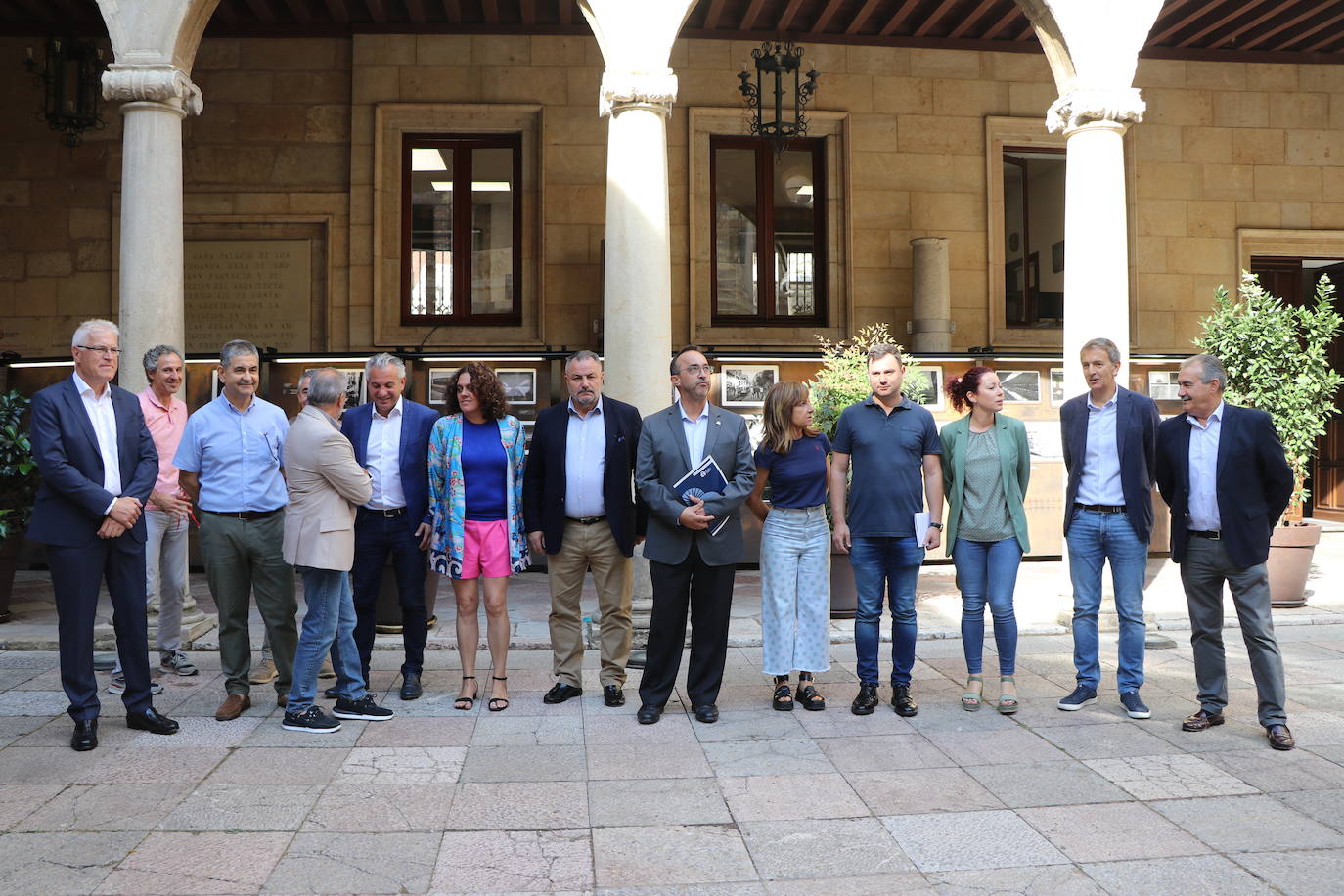 La exposición de las 77 obras finalistas del concurso 'Caminos de Hierro'.