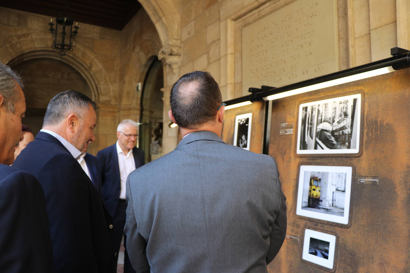 La exposición de las 77 obras finalistas del concurso 'Caminos de Hierro'.