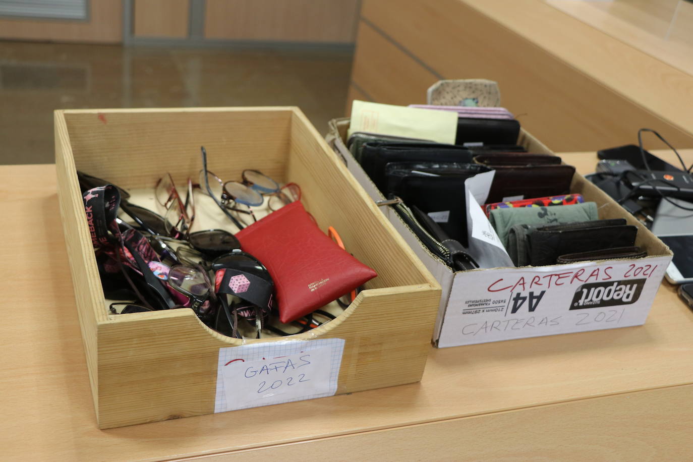 Patinetes, carritos de bebés, chupetes y un sinfín de móviles, carteras y llaves conforman la heterogénea muestra de objetos que los leoneses depositan en la oficina de la Policía Local en San Marcelo con la esperanza de que sus propietarios los recuperen.