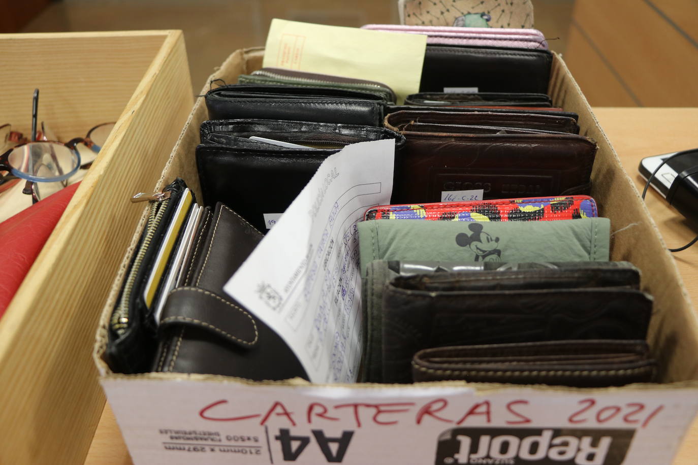 Patinetes, carritos de bebés, chupetes y un sinfín de móviles, carteras y llaves conforman la heterogénea muestra de objetos que los leoneses depositan en la oficina de la Policía Local en San Marcelo con la esperanza de que sus propietarios los recuperen.