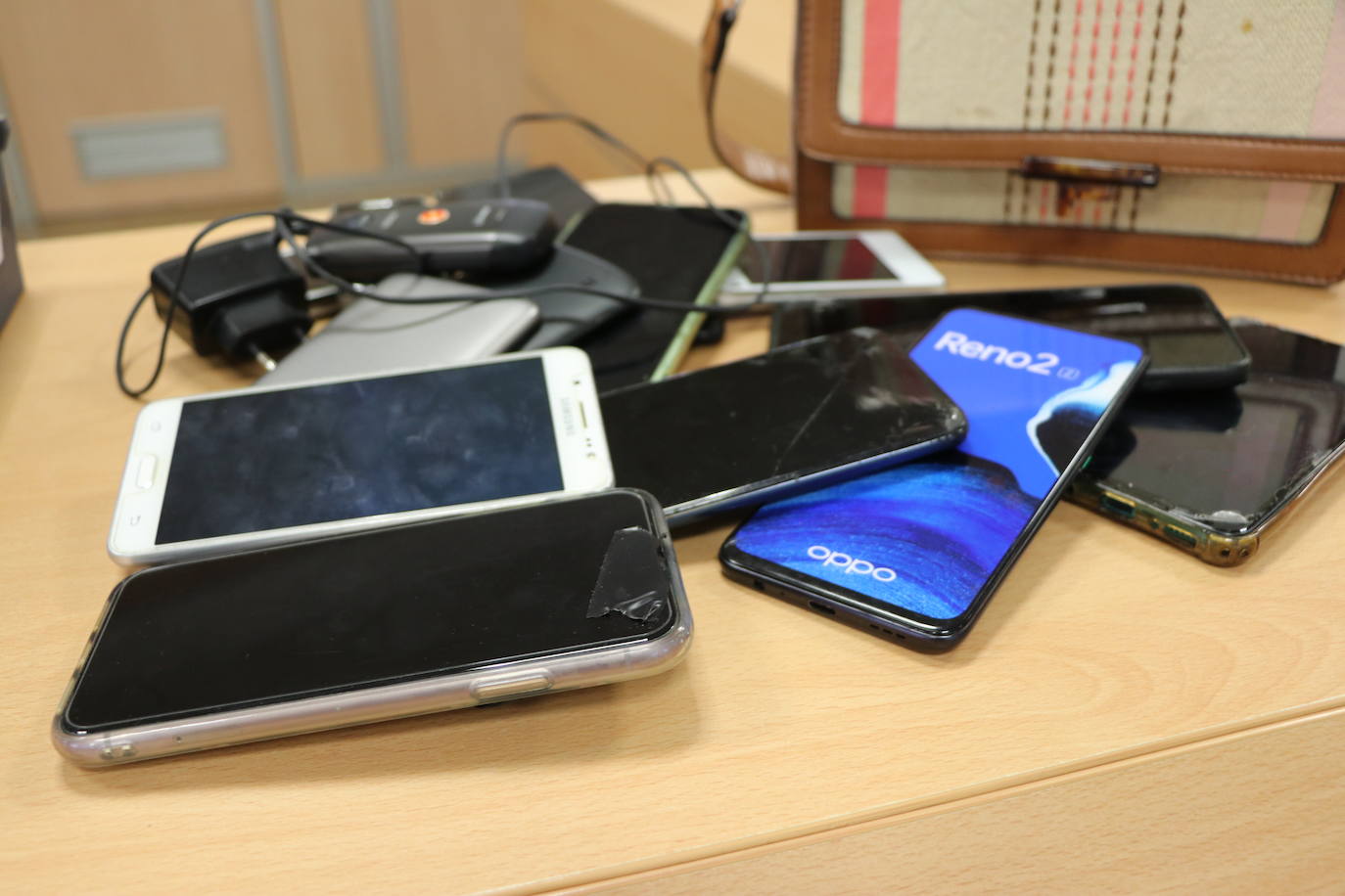 Patinetes, carritos de bebés, chupetes y un sinfín de móviles, carteras y llaves conforman la heterogénea muestra de objetos que los leoneses depositan en la oficina de la Policía Local en San Marcelo con la esperanza de que sus propietarios los recuperen.