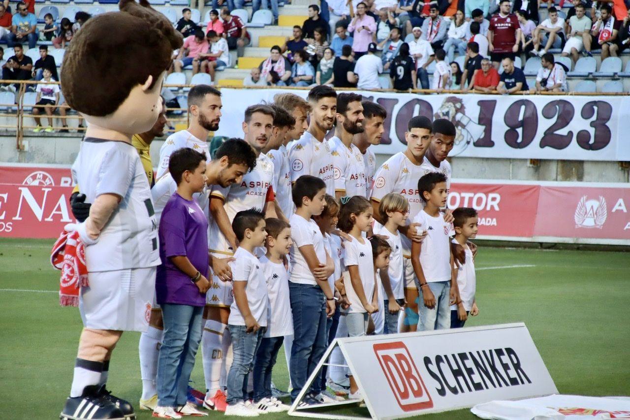 Nunca había ocurrido algo así. Y difícilmente volerá a suceder. A las 21:00 horas (hora catarí) miles de espetadores de Catar se congregaban ante sus televisores: juega su selección, la anfitriona en la Copa del Mundo. Y al otro lado, León, una tierra distante más de 5.000 kilómetros y en la que curiosamente una academia local (Aspire) es la propietaria del club. El fútbol une culturas.