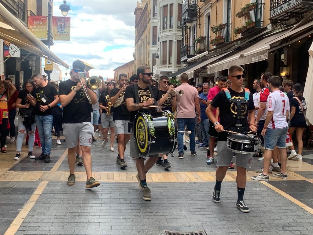 'Ruta 100': cuando la música suena en el corazón de la Cultural. Cientos de jóvenes se suman a la iniciativa de la 'Ruta 100' en la antesala del encuentro ante Catar. Gran ambiente para celebrar un centenario y un partido único.