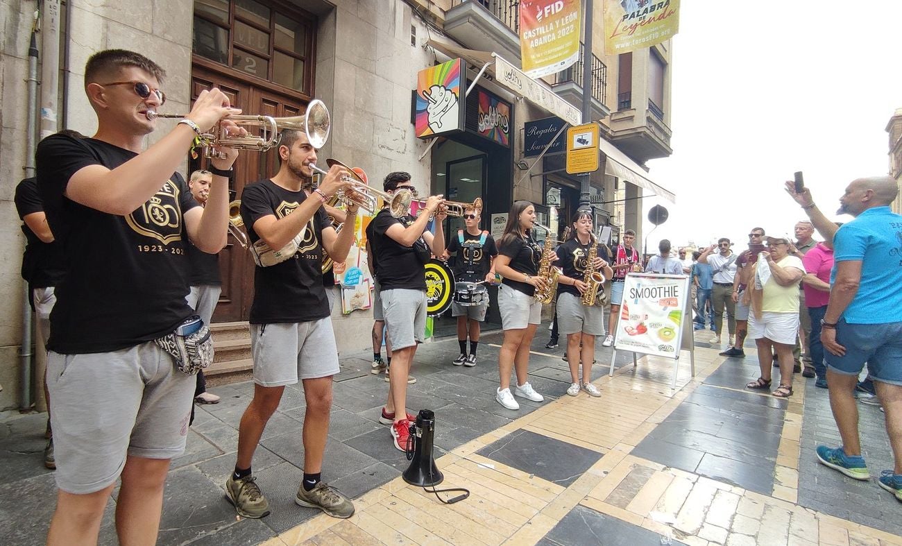 'Ruta 100': cuando la música suena en el corazón de la Cultural. Cientos de jóvenes se suman a la iniciativa de la 'Ruta 100' en la antesala del encuentro ante Catar. Gran ambiente para celebrar un centenario y un partido único.