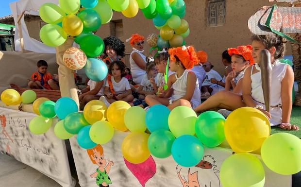 Matadeón se viste de fiesta y recupera su tradicional desfile de disfraces 